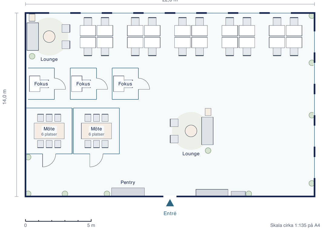 Planritning i skala med skrivbord, mötesrum, fokusrum, lounge och pentry
